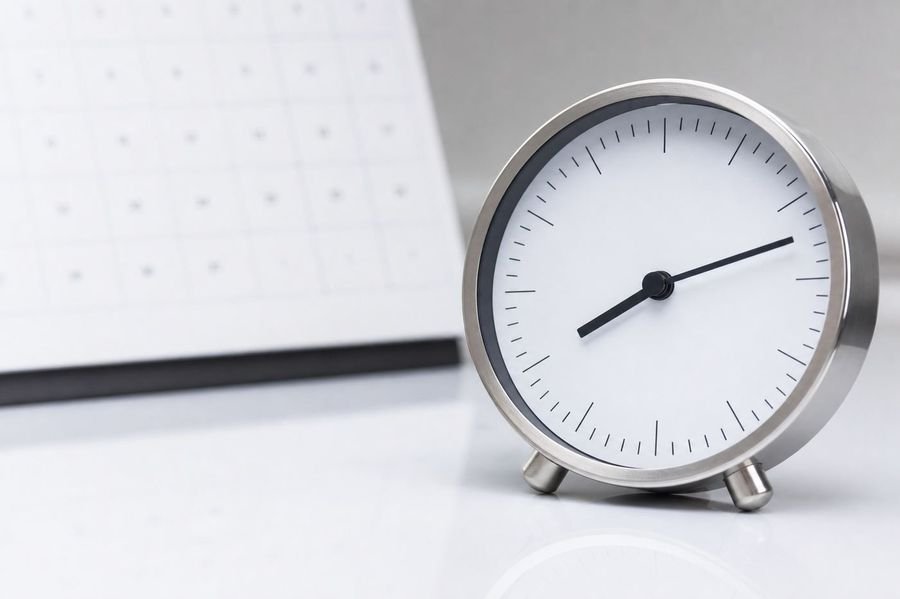Clock and calendar representing the 3-year time limit for UK road accident claims